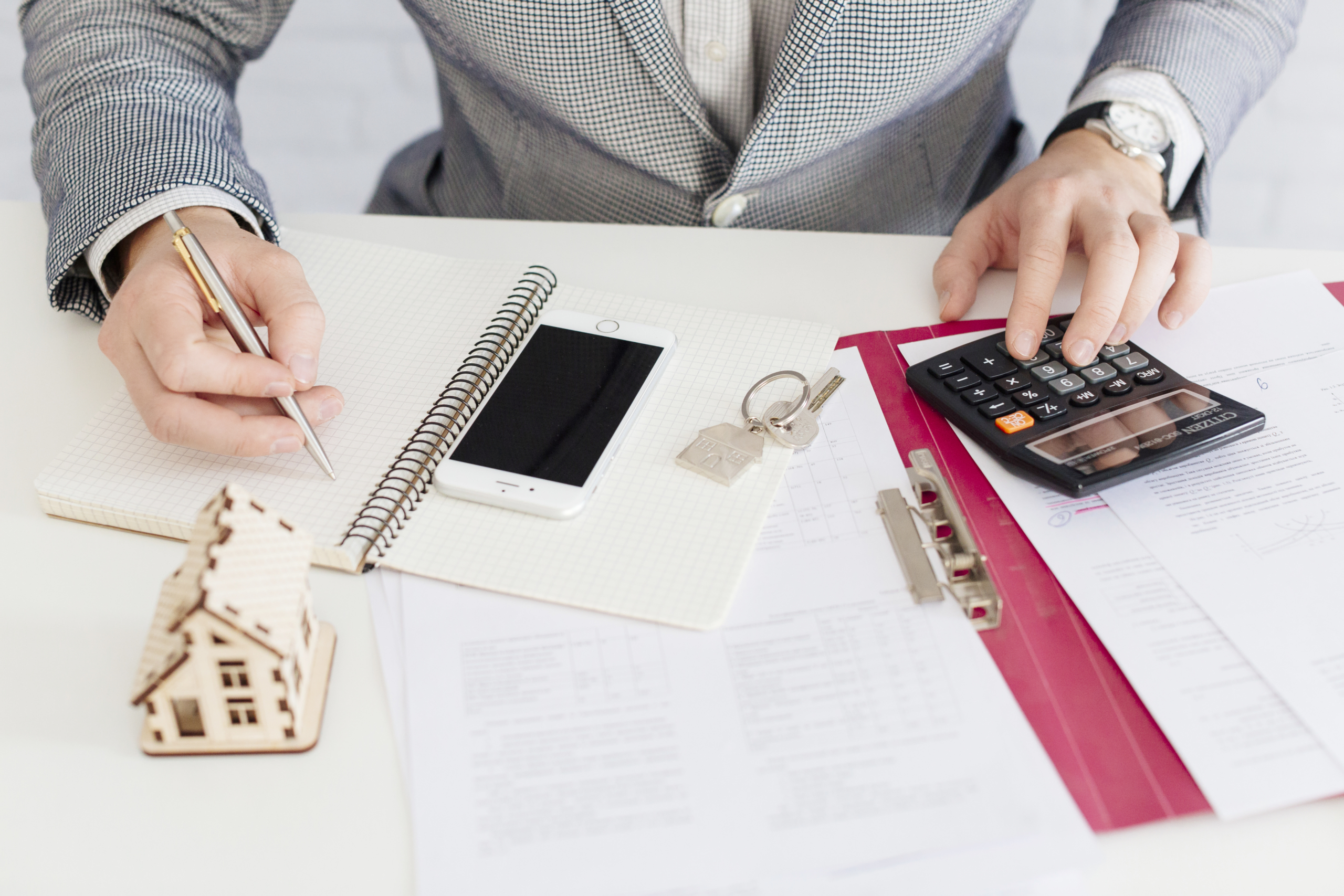 Sesión de consultoría inmobiliaria estratégica con el equipo de Kaizen Patrimonio analizando inversiones.