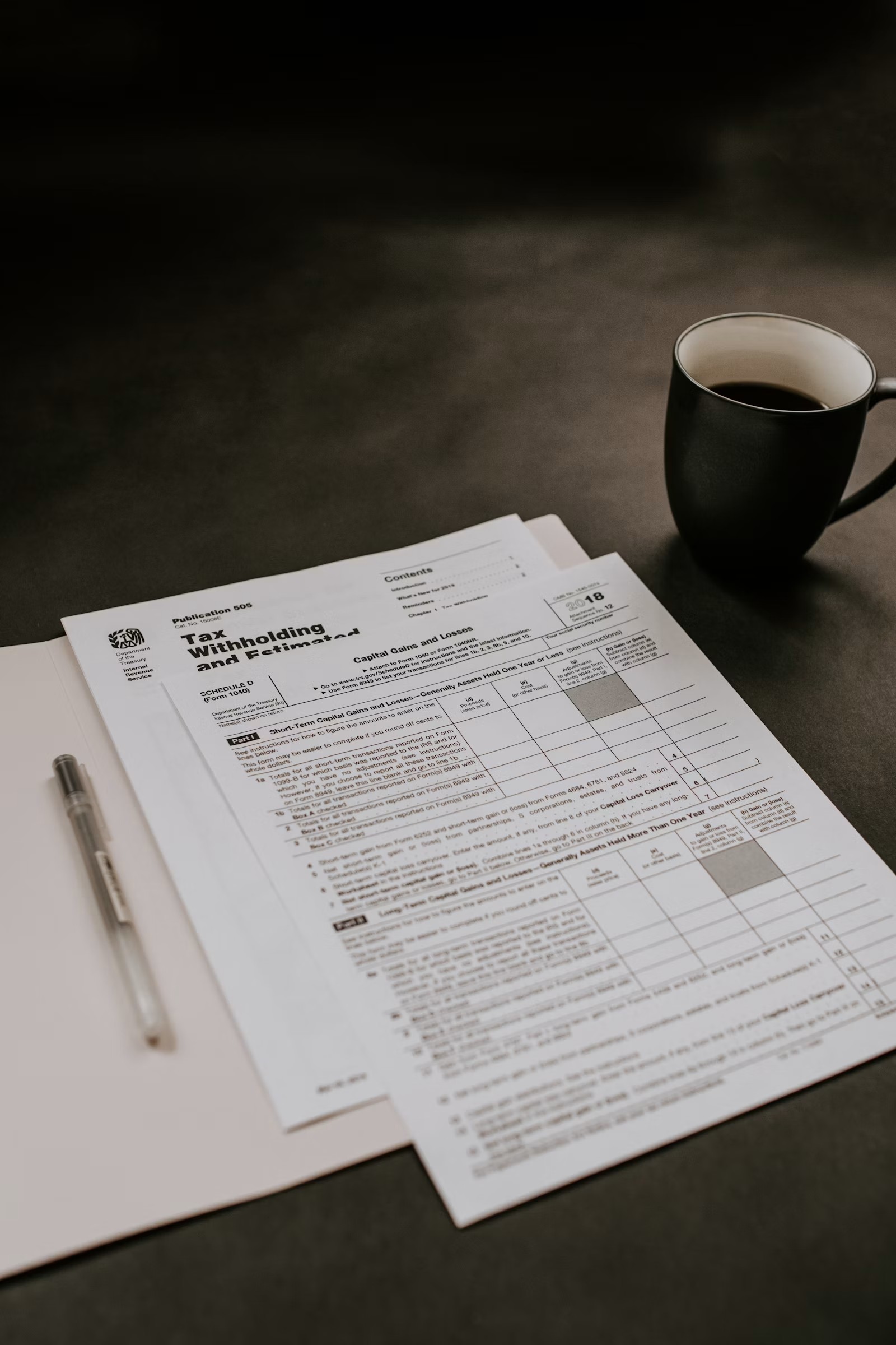 Documentos financieros, gráficos y calculadora utilizados para la financiación y reestructuración inmobiliaria de una cartera de activos.